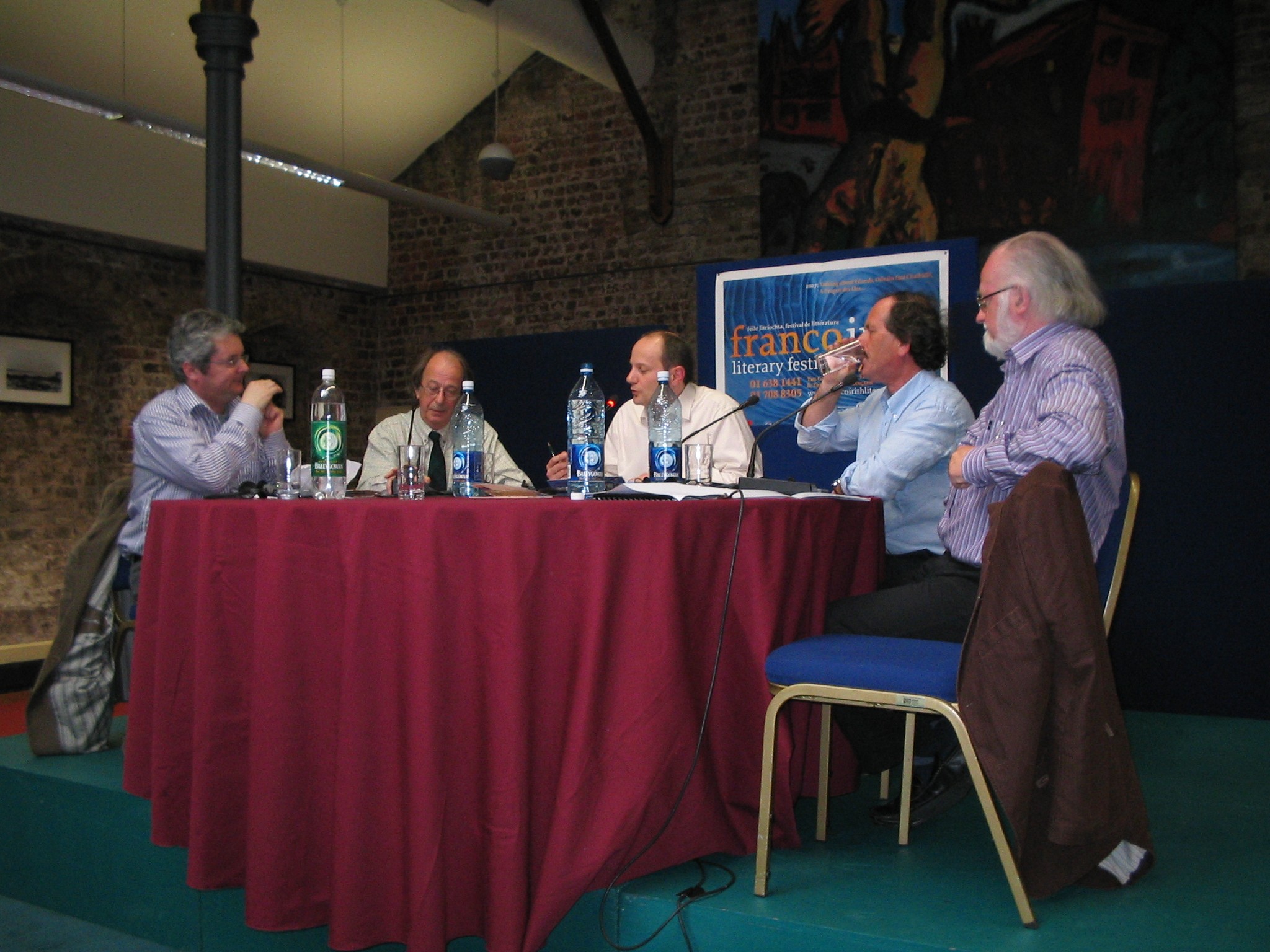 de gauche à droite : Peter Sirr, Hervé Jaouen, Dominique Le Meur, Liam O'Muirthile et John F. Deane