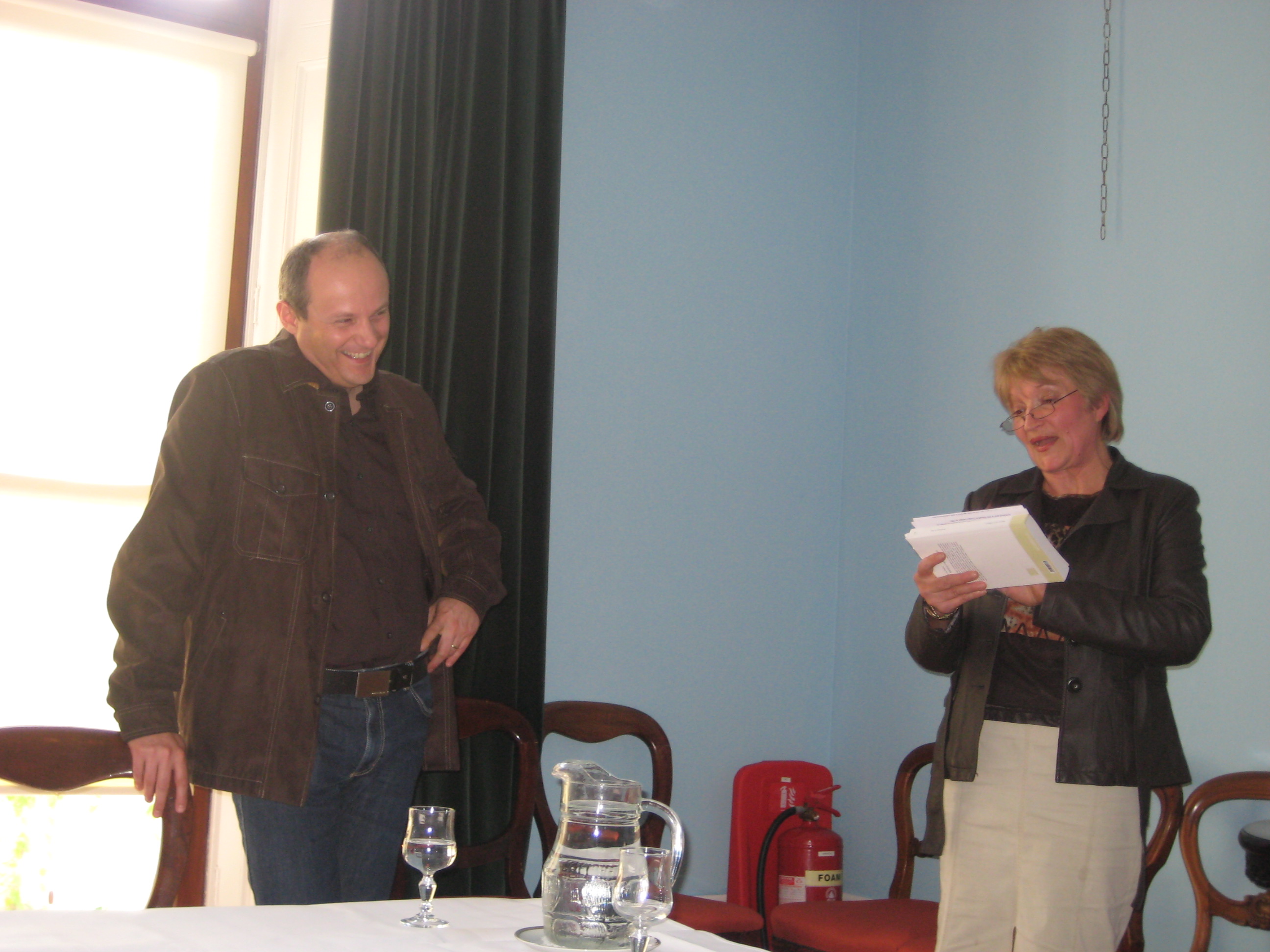 Mme Marie hackett, vice consul de France en Irlande présente 
                    l'ouvrage